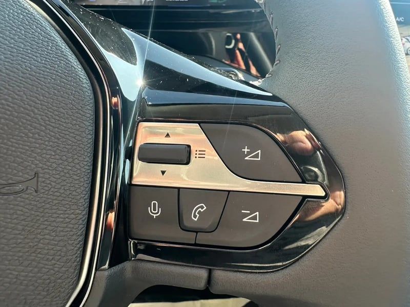 Photo de la voiture PEUGEOT 308 SW Hybrid 145 e-DCS6 Allure