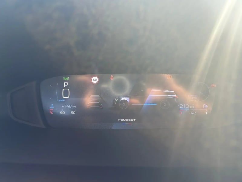 Photo de la voiture PEUGEOT 308 SW Hybrid 145 e-DCS6 Allure