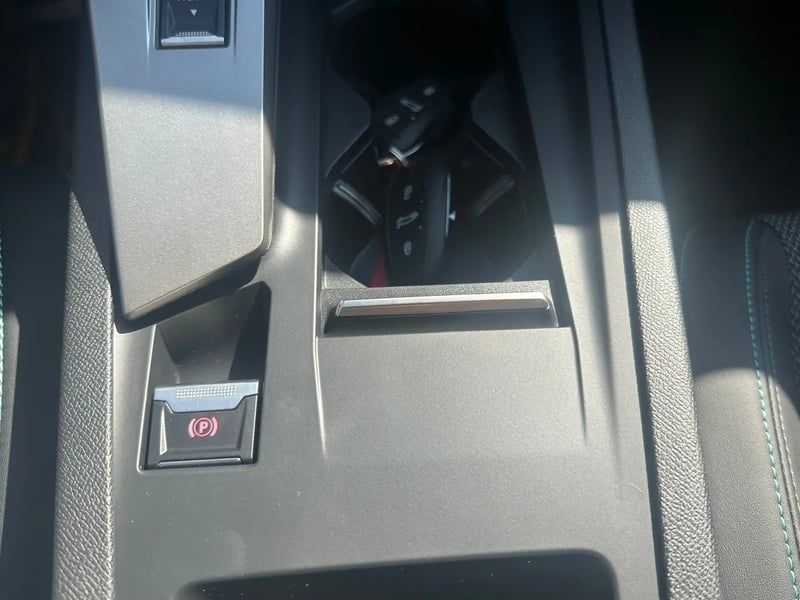 Photo de la voiture PEUGEOT 308 SW Hybrid 145 e-DCS6 Allure