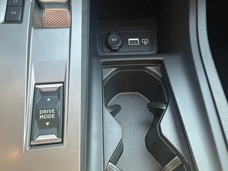 Photo de la voiture PEUGEOT 308 SW Hybrid 145 e-DCS6 Allure