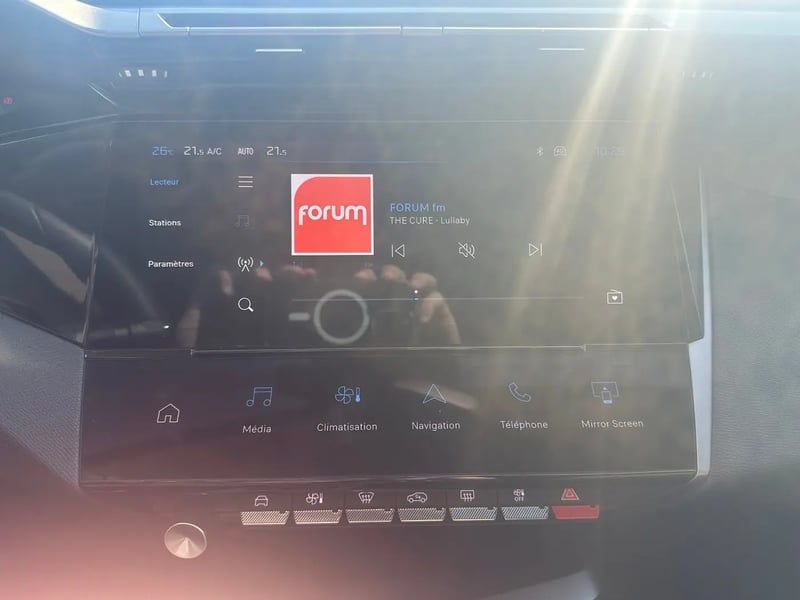 Photo de la voiture PEUGEOT 308 SW Hybrid 145 e-DCS6 Allure