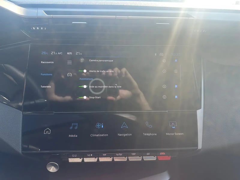 Photo de la voiture PEUGEOT 308 SW Hybrid 145 e-DCS6 Allure