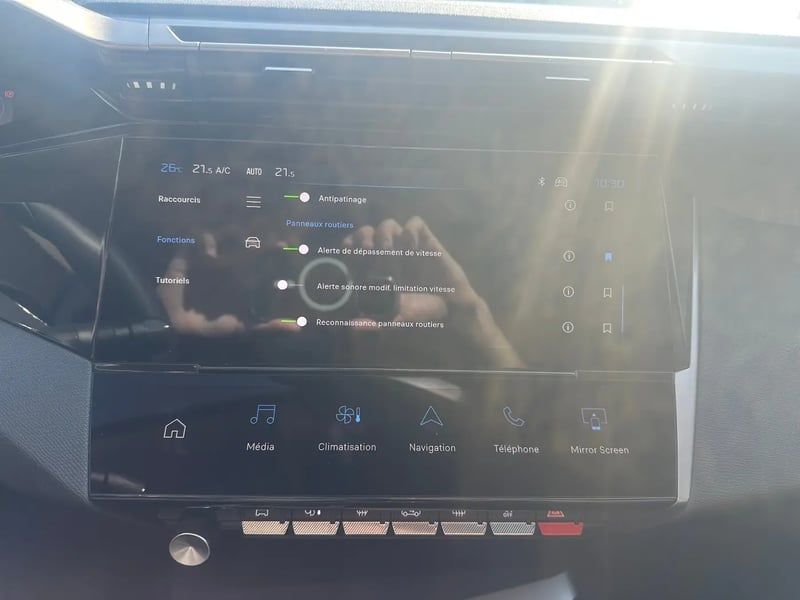 Photo de la voiture PEUGEOT 308 SW Hybrid 145 e-DCS6 Allure