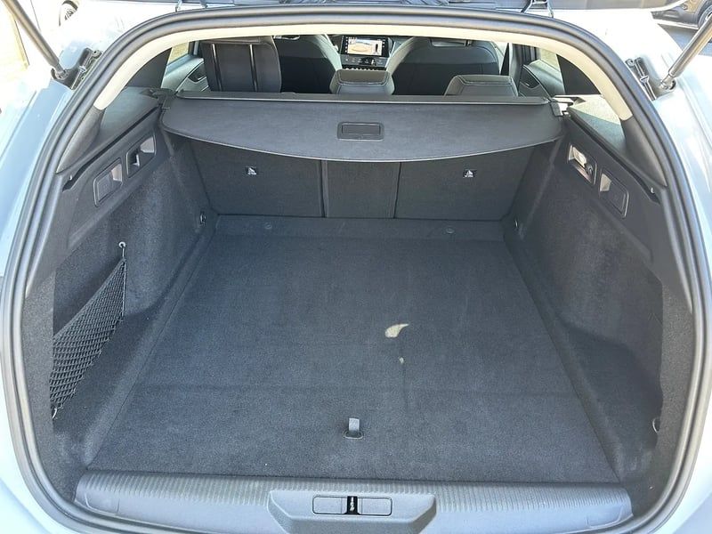 Photo de la voiture PEUGEOT 308 SW Hybrid 145 e-DCS6 Allure