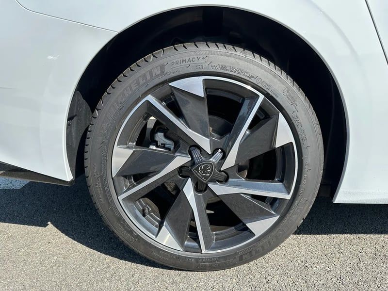 Photo de la voiture PEUGEOT 308 SW Hybrid 145 e-DCS6 Allure