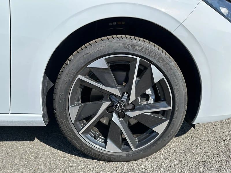 Photo de la voiture PEUGEOT 308 SW Hybrid 145 e-DCS6 Allure