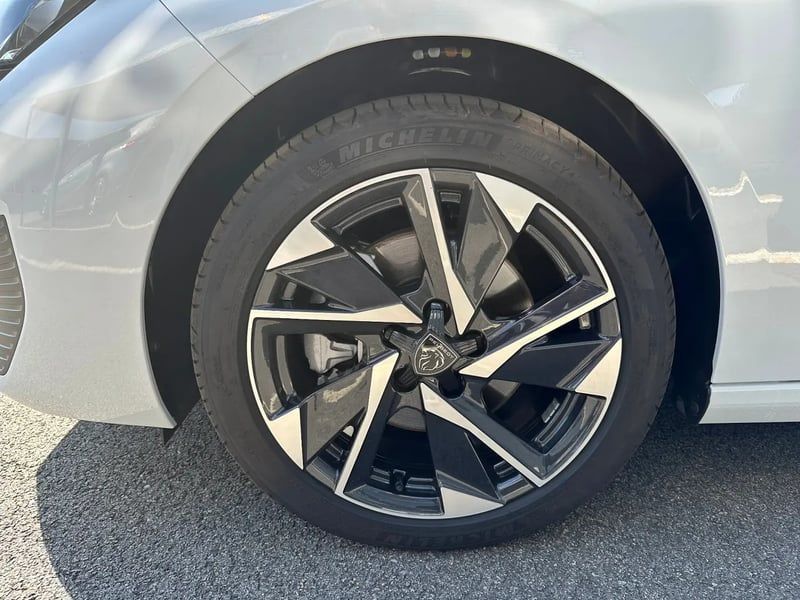Photo de la voiture PEUGEOT 308 SW Hybrid 145 e-DCS6 Allure