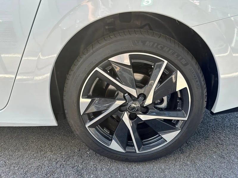 Photo de la voiture PEUGEOT 308 SW Hybrid 145 e-DCS6 Allure