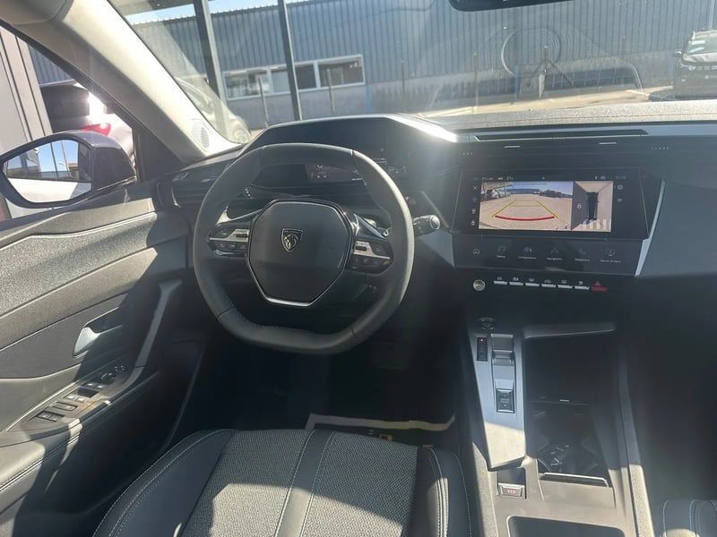 Photo de la voiture PEUGEOT 308 SW Hybrid 145 e-DCS6 Allure