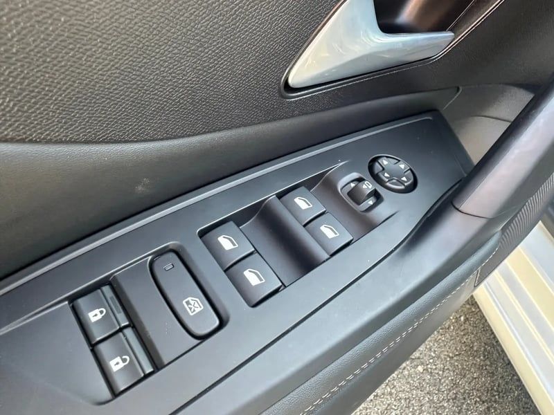 Photo de la voiture PEUGEOT 308 SW Hybrid 145 e-DCS6 Allure