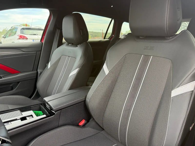 Photo de la voiture OPEL ASTRA SPORTS TOURER Hybride Rechargeable 180 ch BVA8 GS