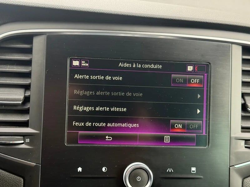 Photo de la voiture RENAULT MEGANE IV BERLINE Blue dCi 115 Limited