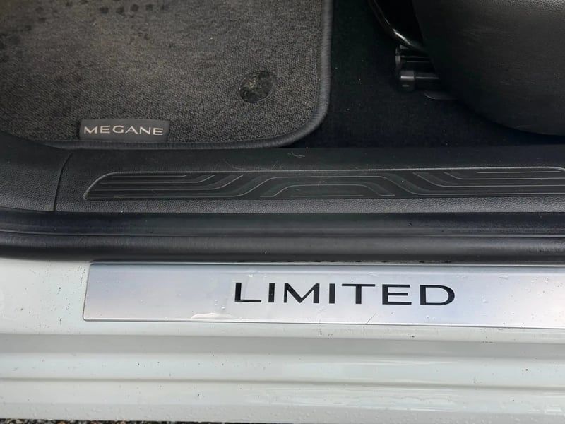 Photo de la voiture RENAULT MEGANE IV BERLINE Blue dCi 115 Limited