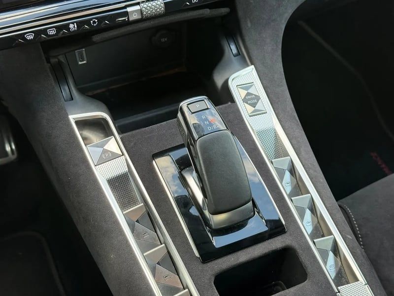 Photo de la voiture DS DS 7 Hybride Rechargeable E-Tense 225 EAT8 Performance Line +