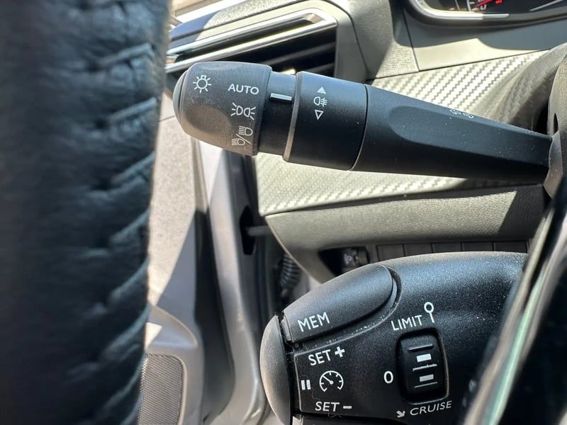 Photo de la voiture PEUGEOT 208 100 S&S BVM6 Style