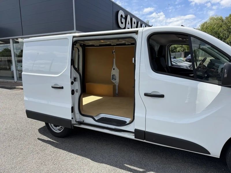 Photo de la voiture RENAULT TRAFIC FOURGON FG BLUE DCI 130 L1H1 2T8 GSR2 ADVANCE