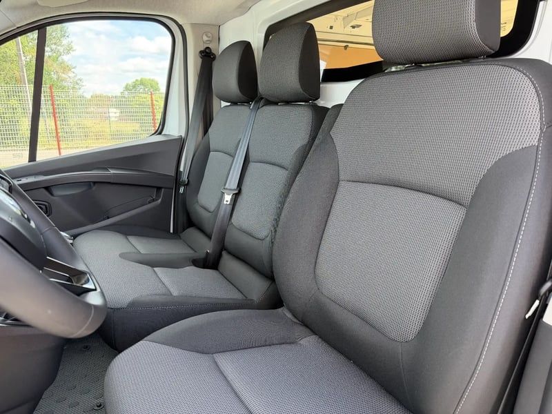 Photo de la voiture RENAULT TRAFIC FOURGON FG BLUE DCI 130 L1H1 2T8 GSR2 ADVANCE