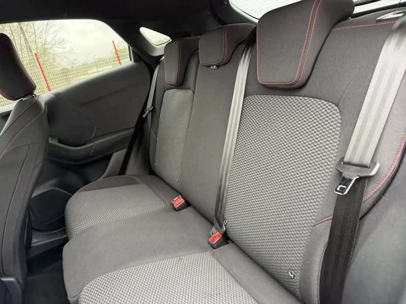 Photo de la voiture FORD PUMA 1.0 EcoBoost 155 ch mHEV S&S Powershift ST-Line