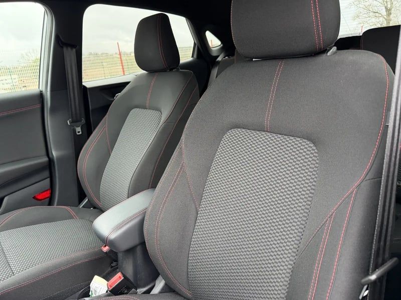 Photo de la voiture FORD PUMA 1.0 EcoBoost 155 ch mHEV S&S Powershift ST-Line