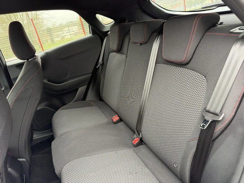 Photo de la voiture FORD PUMA 1.0 EcoBoost 155 ch mHEV S&S Powershift ST-Line