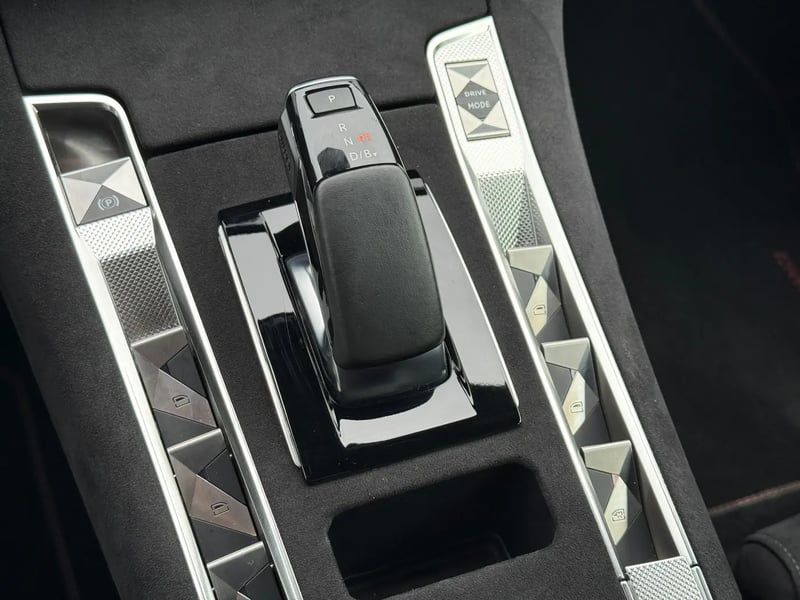 Photo de la voiture DS DS 7 Hybride Rechargeable E-Tense 225 EAT8 Performance Line