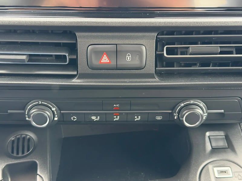 Photo de la voiture CITROEN E-BERLINGO Taille M 136 ch 54 kWh Plus