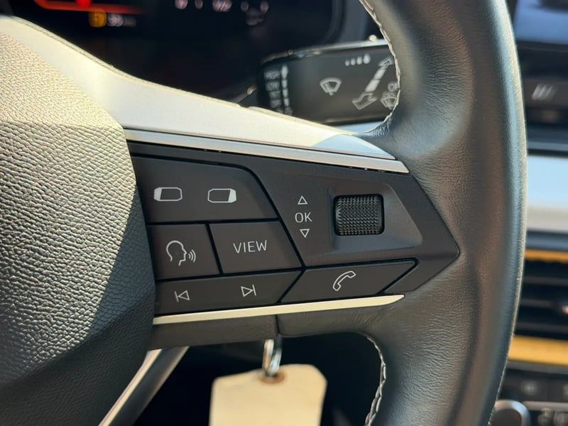 Photo de la voiture SEAT ARONA 1.0 TSI 110 ch Start/Stop BVM6 Style Business