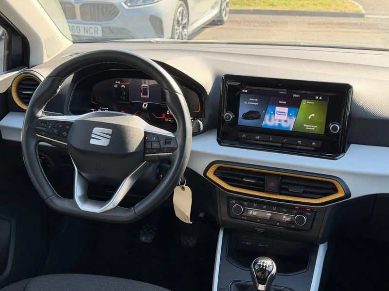 Photo de la voiture SEAT ARONA 1.0 TSI 110 ch Start/Stop BVM6 Style Business