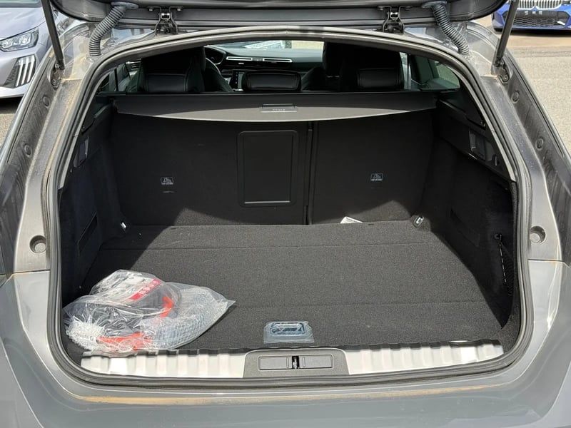 Photo de la voiture PEUGEOT 508 SW Hybrid 180 e-EAT8 Allure