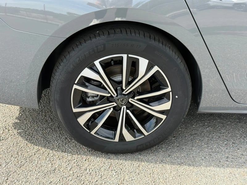 Photo de la voiture PEUGEOT 508 SW Hybrid 180 e-EAT8 Allure