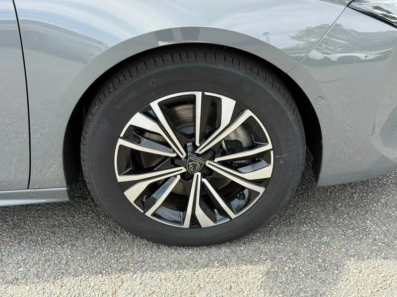 Photo de la voiture PEUGEOT 508 SW Hybrid 180 e-EAT8 Allure