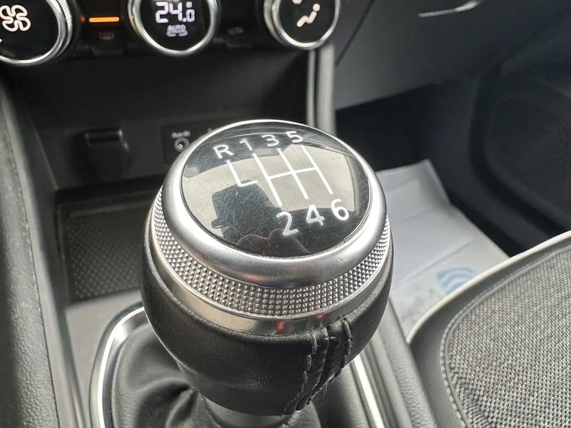 Photo de la voiture RENAULT CAPTUR Blue dCi 115 Intens