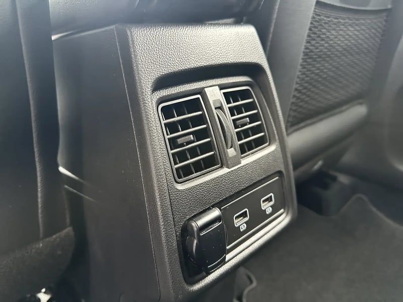 Photo de la voiture RENAULT CAPTUR Blue dCi 115 Intens