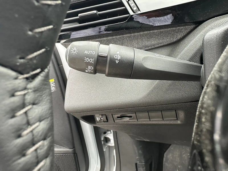 Photo de la voiture PEUGEOT 308 Hybrid 145 e-DCS6 Allure