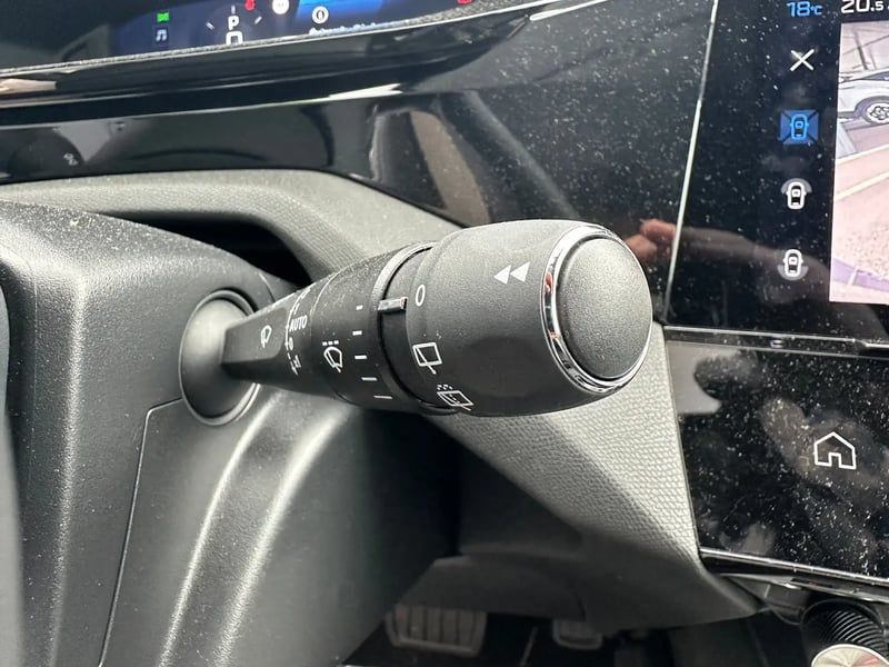 Photo de la voiture PEUGEOT 308 Hybrid 145 e-DCS6 Allure