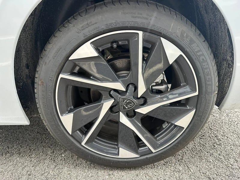 Photo de la voiture PEUGEOT 308 Hybrid 145 e-DCS6 Allure