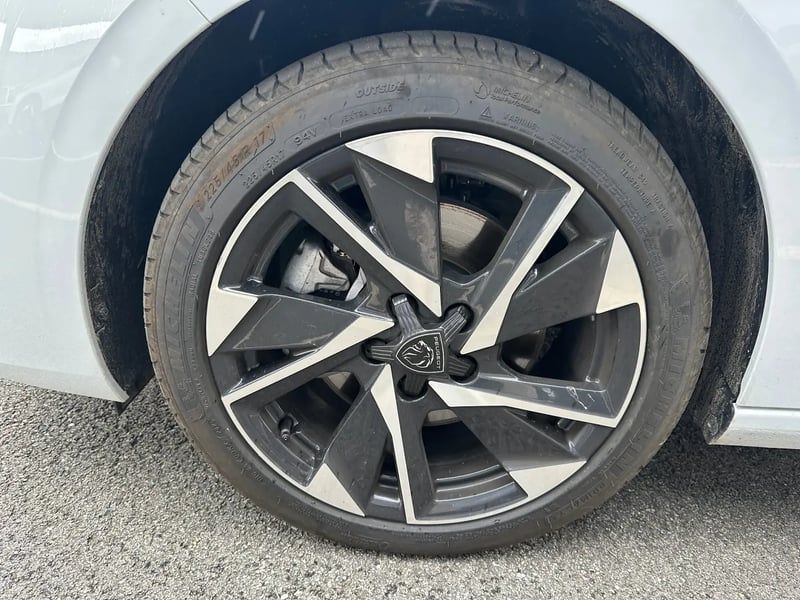 Photo de la voiture PEUGEOT 308 Hybrid 145 e-DCS6 Allure