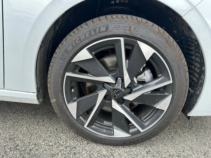 Photo de la voiture PEUGEOT 308 Hybrid 145 e-DCS6 Allure
