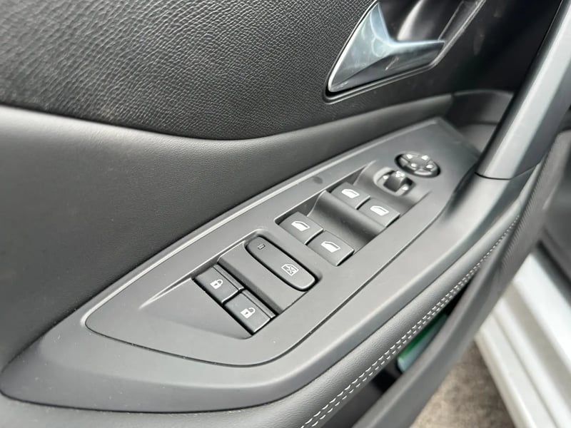 Photo de la voiture PEUGEOT 308 Hybrid 145 e-DCS6 Allure