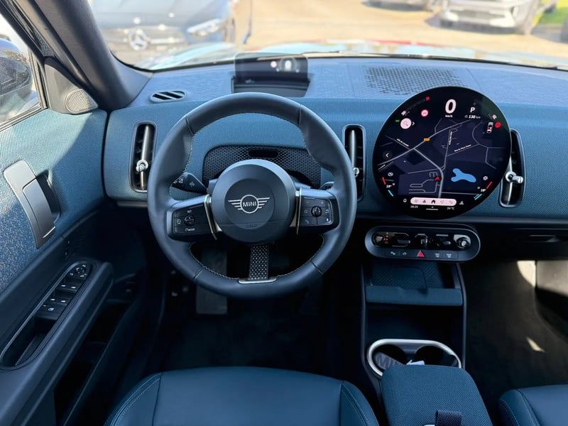 Photo de la voiture MINI COUNTRYMAN U25 163 ch DKG7 D Favoured