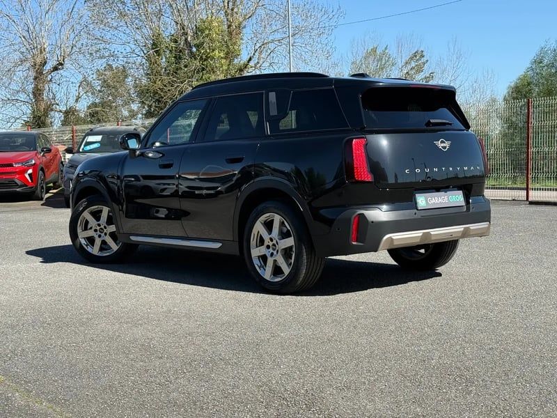 Photo de la voiture MINI COUNTRYMAN U25 163 ch DKG7 D Favoured