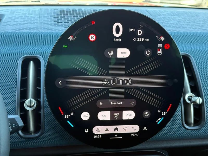 Photo de la voiture MINI COUNTRYMAN U25 163 ch DKG7 D Favoured