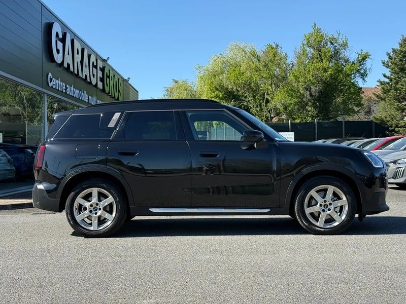Photo de la voiture MINI COUNTRYMAN U25 163 ch DKG7 D Favoured