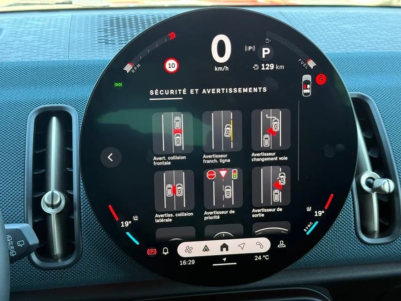 Photo de la voiture MINI COUNTRYMAN U25 163 ch DKG7 D Favoured