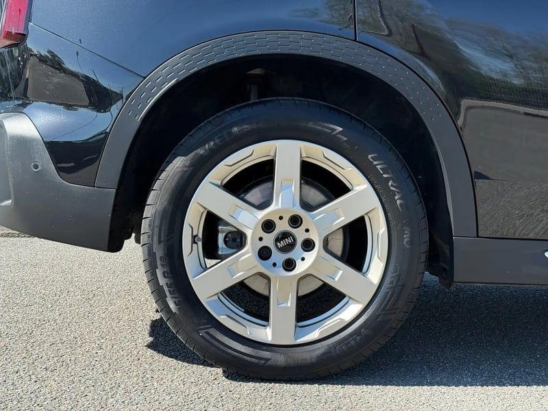 Photo de la voiture MINI COUNTRYMAN U25 163 ch DKG7 D Favoured