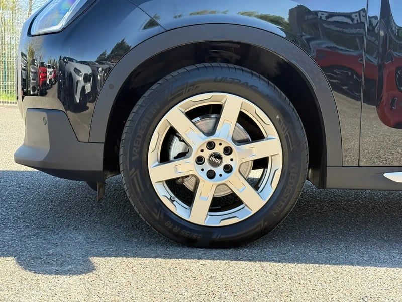 Photo de la voiture MINI COUNTRYMAN U25 163 ch DKG7 D Favoured