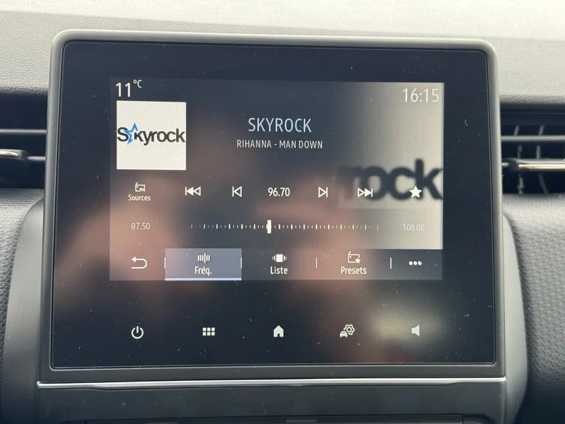 Photo de la voiture RENAULT CLIO V E-Tech full hybrid 145 Equilibre