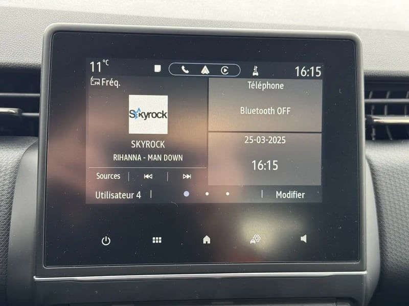 Photo de la voiture RENAULT CLIO V E-Tech full hybrid 145 Equilibre