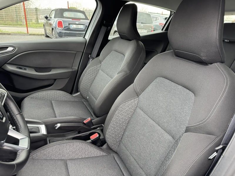 Photo de la voiture RENAULT CLIO V E-Tech full hybrid 145 Equilibre