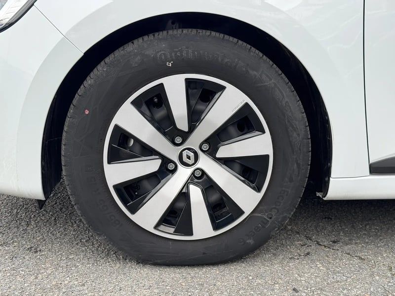 Photo de la voiture RENAULT CLIO V E-Tech full hybrid 145 Equilibre